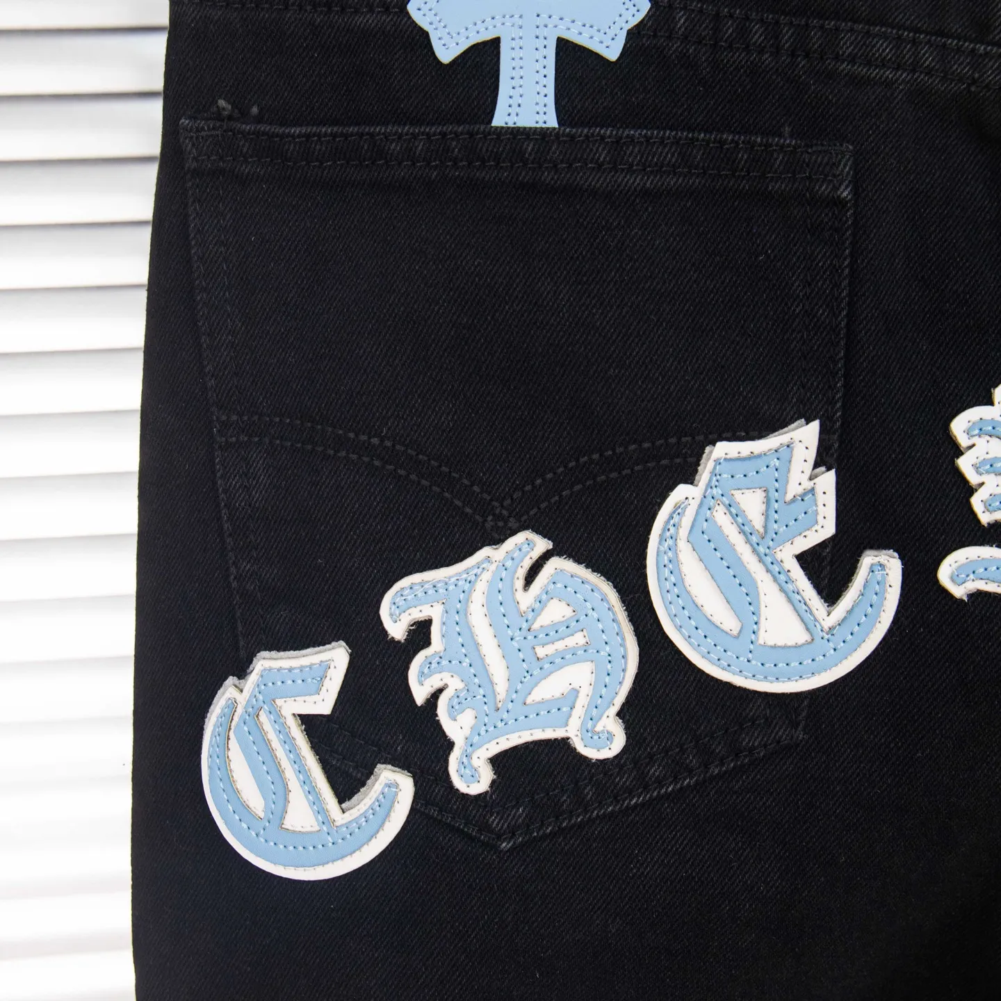P260 Chrome Hearts Black Pants, Sanskrit Blue and White Multi-Leather Jeans. CH jeans need to be washed and then disassembled and hand-stitched with sheepskin cross leather and then spliced ​​together. The whole piece has too many craftsmanship to explain. The patchwork is decorated with cross patterns and the high-waisted washed jeans! ! Absolutely high-end luxury products, god-level single products and super popular products, made with top heavy industry, a must-see magic weapon. Customized hardware. The fabric is thick and soft after washing. It has good breathability. Customized small leather label. Unique design. The details are simple and elegant, and the workmanship is exquisite. The entire trousers are neatly routed and the details are in place! It’s so cool that both men and women can easily control the genderless trend! Style number: 1801# Color: black Size: 28 30 32 34